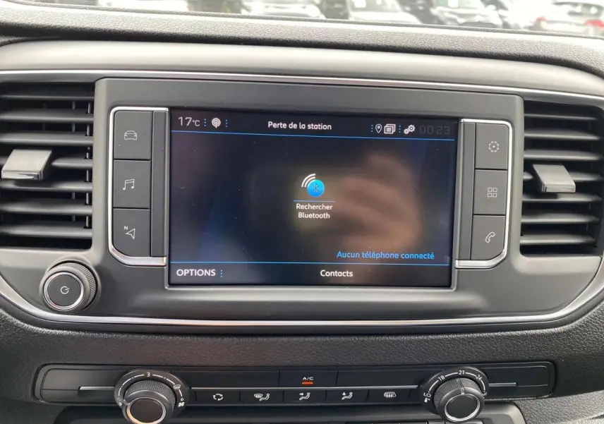 Écran tactile central du tableau de bord du Peugeot Expert Fourgon blanc 2023 avec commandes climatisation et Bluetooth.