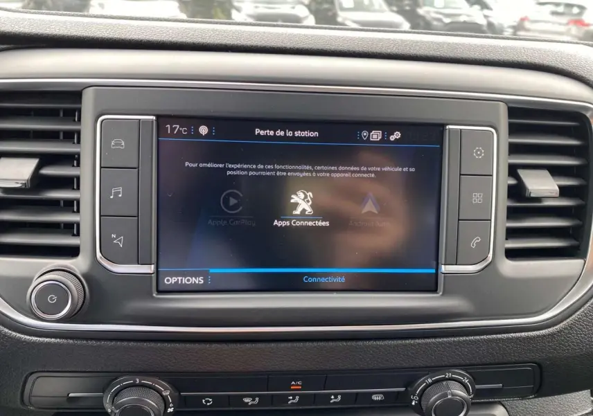 Écran tactile central 7 pouces du Peugeot Expert Fourgon blanc 2023, avec commandes de climatisation en dessous.