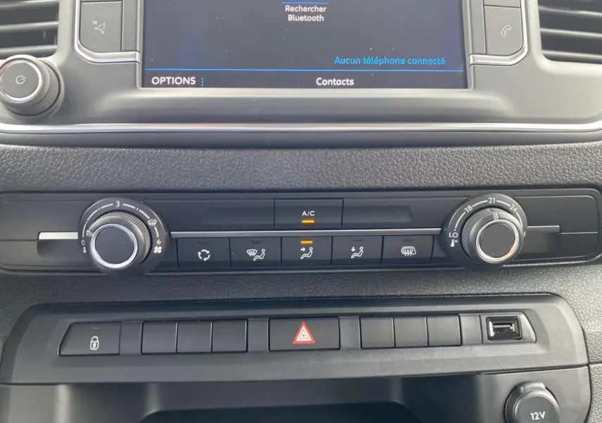 Tableau de bord du Peugeot Expert Fourgon 2023 montrant la climatisation manuelle et l'écran tactile central