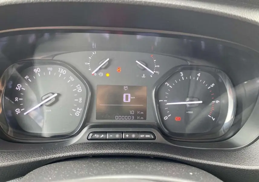 Tableau de bord du Peugeot Expert Fourgon 2023 avec compteur digital et compte-tours analogique en gros plan.