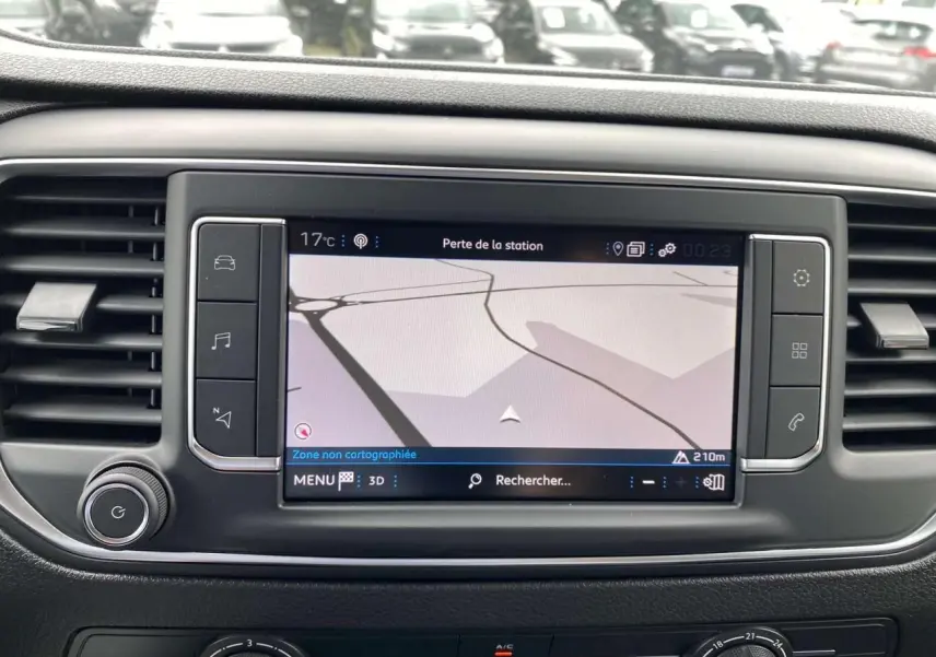 Écran tactile 7 pouces du Peugeot Expert Fourgon blanc 2023 affichant la navigation 3D sur le tableau de bord.