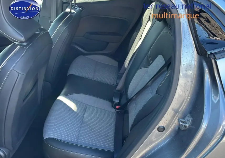 Vue côté droit de l'intérieur arrière de la Renault Clio V gris pizarra avec sellerie textile gris et noir à surpiqûres cuivre.