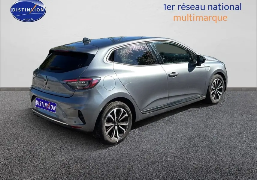 Renault Clio V gris pizarra vue 3/4 arrière droit avec jantes alliage et vitres surteintées.