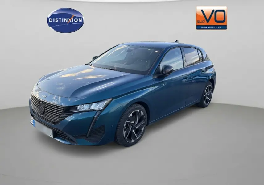 Peugeot 308 BlueHDi 130ch bleu vue 3/4 avant droit avec jantes alliage 17 pouces et calandre noire distinctive.