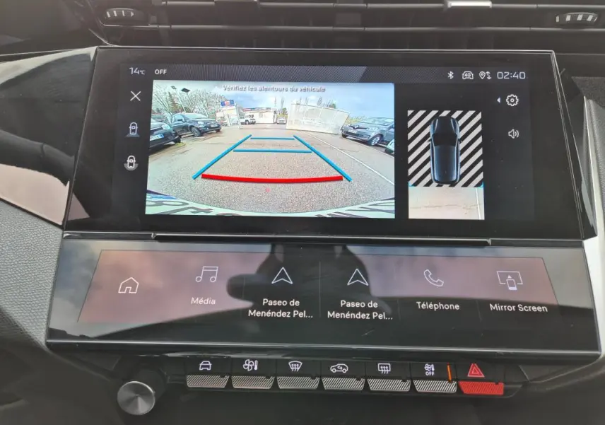 Écran tactile intérieur de la Peugeot 308 bleu 2024 montrant la caméra de recul et l'interface multimédia.
