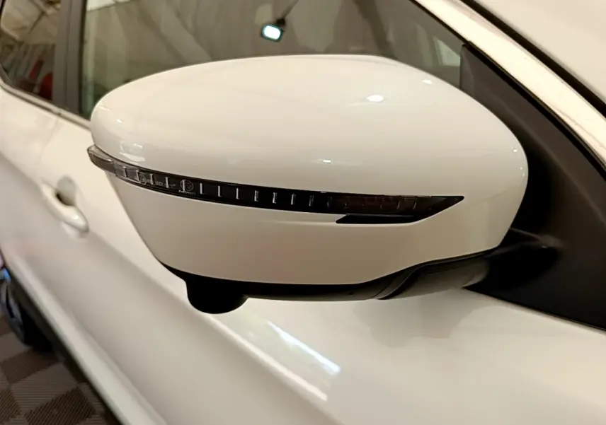 Rétroviseur droit blanc du Nissan Qashqai 1.3 DIG-T 140 Tekna 2019 avec clignotant intégré noir.