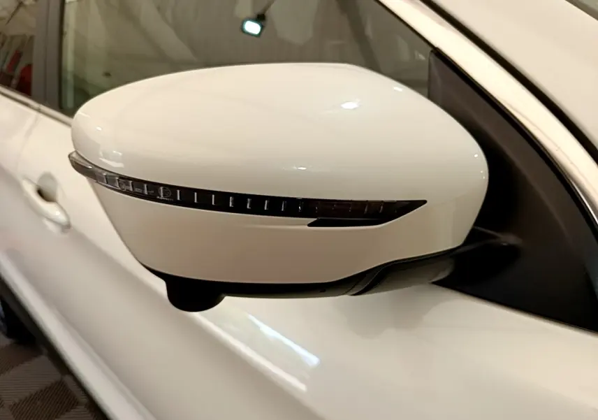 Rétroviseur droit blanc du Nissan Qashqai 1.3 DIG-T 140 Tekna 2019 avec clignotant intégré, vue rapprochée.