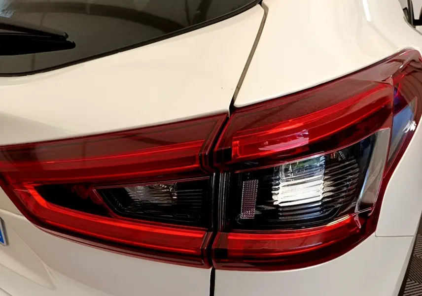 Gros plan sur le feu arrière droit rouge et blanc du Nissan Qashqai blanc 2019, version Tekna.