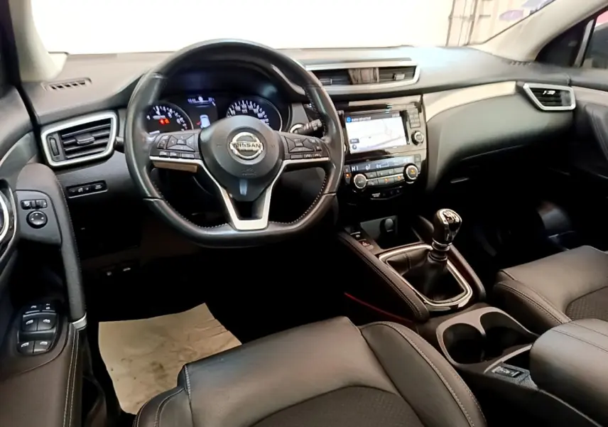 Intérieur noir du Nissan Qashqai 1.3 DIG-T 140 Tekna 2019, vue du poste de conduite avec volant cuir et écran tactile central.