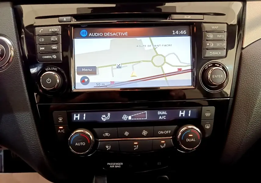 Vue rapprochée du tableau de bord noir du Nissan Qashqai 1.3 DIG-T 140 Tekna avec écran tactile de navigation et commandes climatisation dual zone.