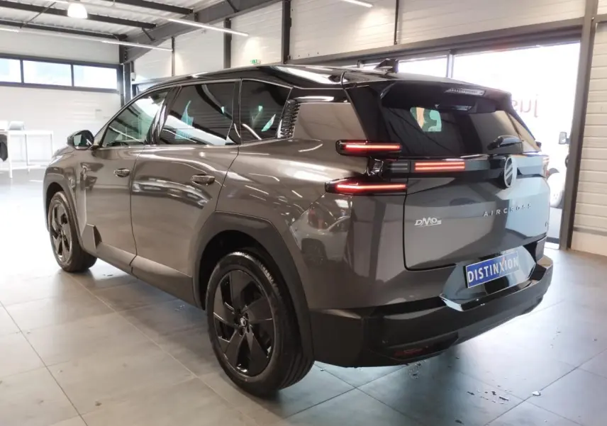 Vue 3/4 arrière droite du Citroën C5 Aircross gris platine avec feux arrière LED et jantes alliage noires.