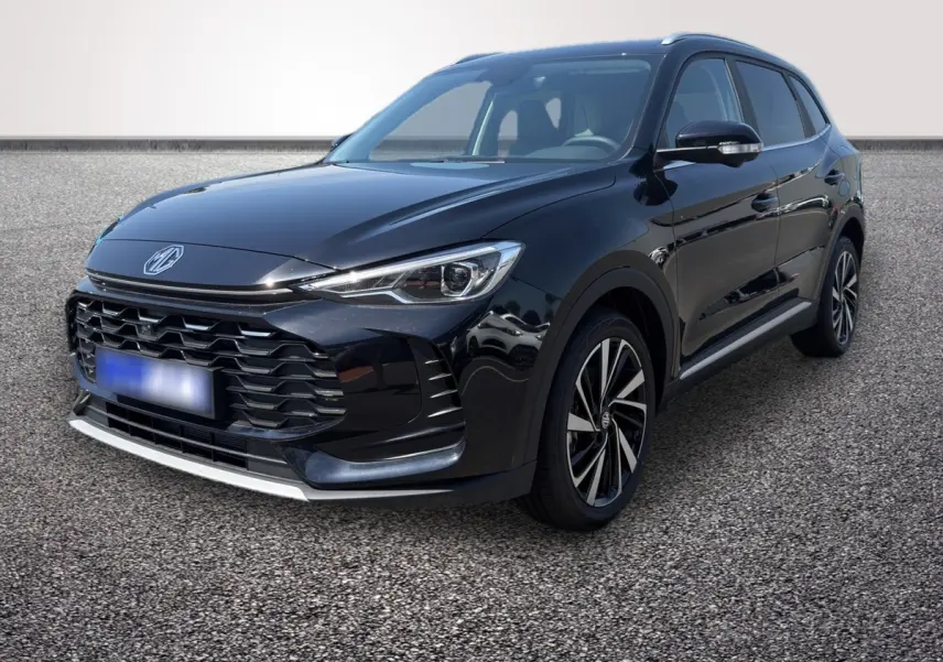 MG ZS 1.5L Hybrid+ Luxury noir en 3/4 avant droit, avec calandre large et jantes alliage distinctives.