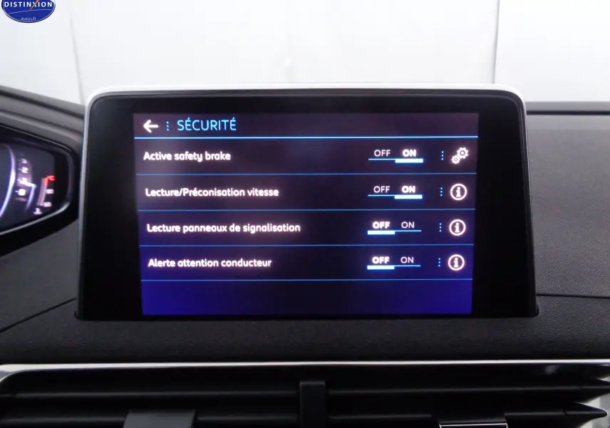 Écran central du Peugeot 5008 2023 affichant les réglages de sécurité activés dans l'habitacle noir.