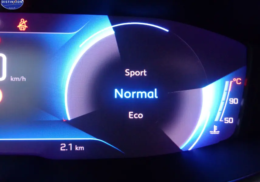Affichage numérique du tableau de bord du Peugeot 5008 2023 en mode Normal avec jauge température moteur et kilométrage 2,1 km.