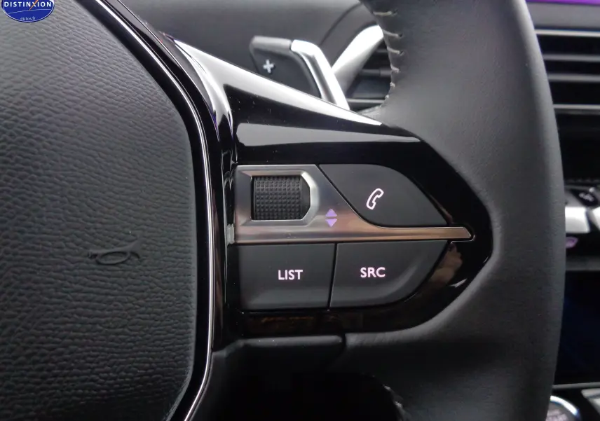 Gros plan sur les commandes du volant à droite du Peugeot 5008 2023, boutons pour appel et sélection audio.