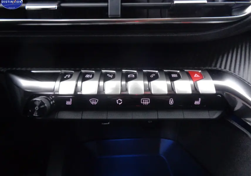 Gros plan sur la rangée de commandes argentées et noires du tableau de bord du Peugeot 5008 gris platinium 2023.