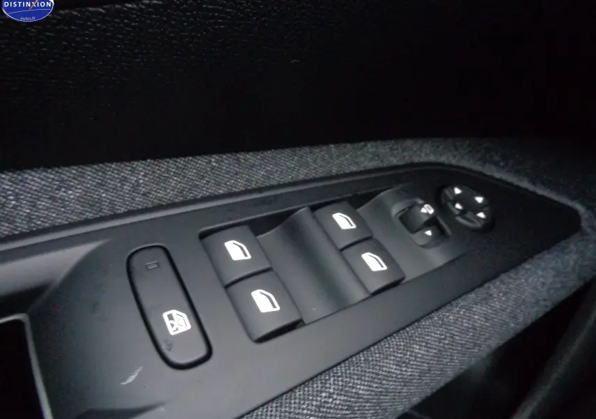 Commande des vitres électriques sur la porte côté conducteur d'un Peugeot 5008 gris platinium métal 2023.