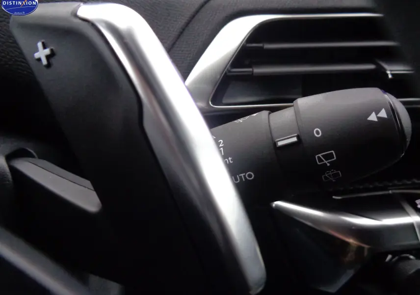 Gros plan sur la palette de changement de vitesse et le commodo d’essuie-glace du Peugeot 5008 gris platinium 2023.