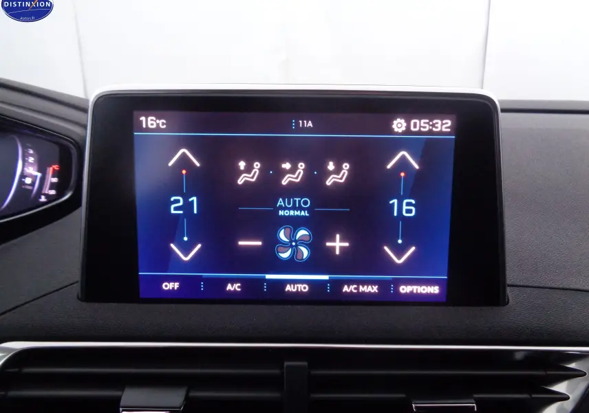 Écran tactile de climatisation du Peugeot 5008 gris platinium, affichant réglages température et ventilation en mode auto.