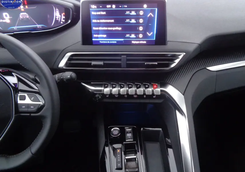 Vue intérieure du tableau de bord et console centrale du Peugeot 5008 gris platinium, avec écran tactile et commandes modernes.