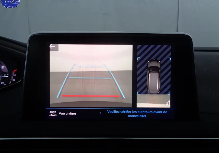 Écran central du Peugeot 5008 2023 montrant la caméra de recul avec guidage et vue aérienne du véhicule gris platinium.