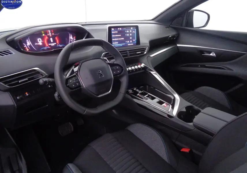 Intérieur du Peugeot 5008 2023 vu côté conducteur, tableau de bord numérique et écran tactile central avec finitions noires et tissu gris.