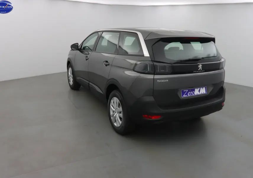 Vue 3/4 arrière droite du Peugeot 5008 gris platinium métal avec feux arrière fumés et jantes alliage 17 pouces.
