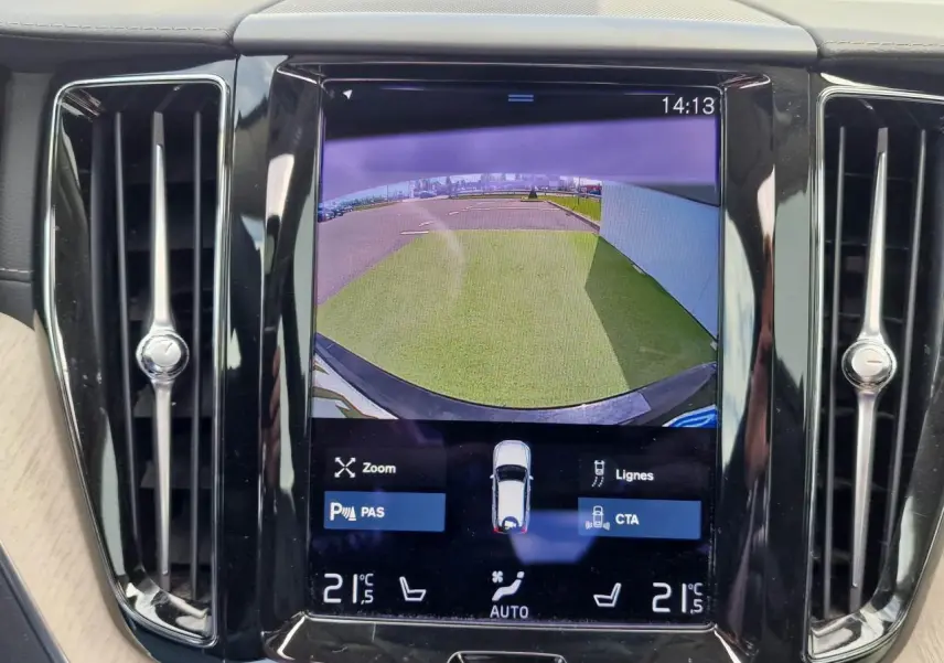 Écran tactile central du Volvo XC60 II noir affichant la caméra de recul et les commandes de stationnement assisté