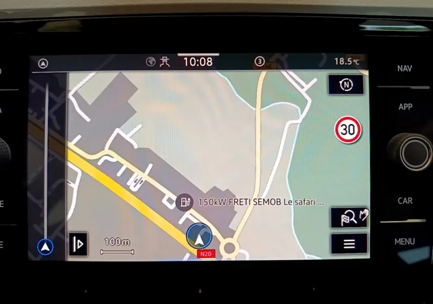 Écran tactile du système de navigation de la Volkswagen Passat 2.0 TDI, affichant une carte routière en intérieur.