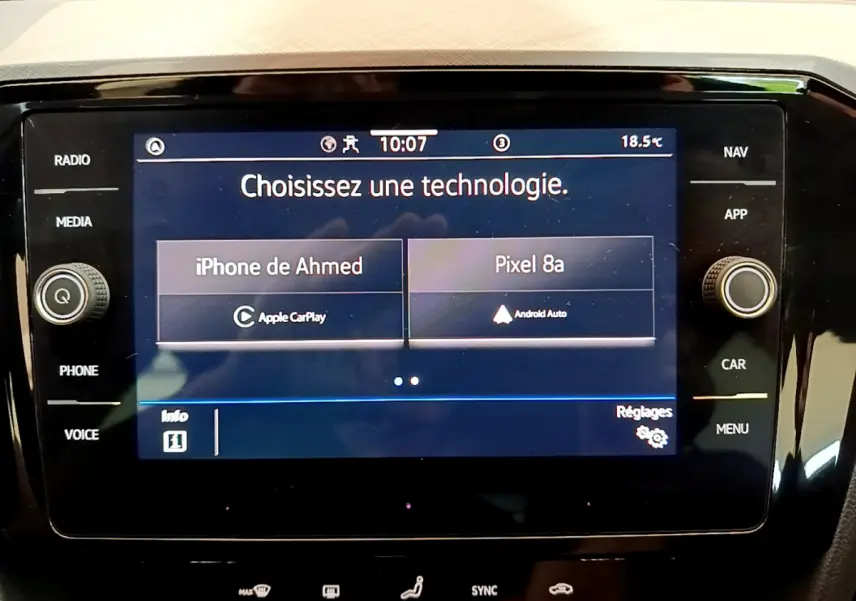 Écran tactile central de la Volkswagen Passat gris foncé, affichant le choix entre Apple CarPlay et Android Auto.
