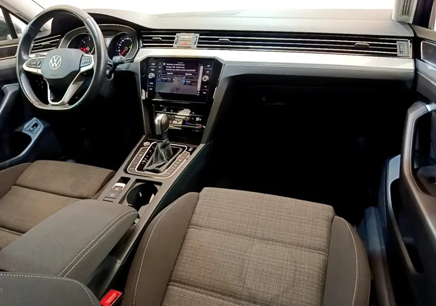 Intérieur de Volkswagen Passat 2.0 TDI 2021, vue avant centrée sur tableau de bord et sièges tissu gris foncé.