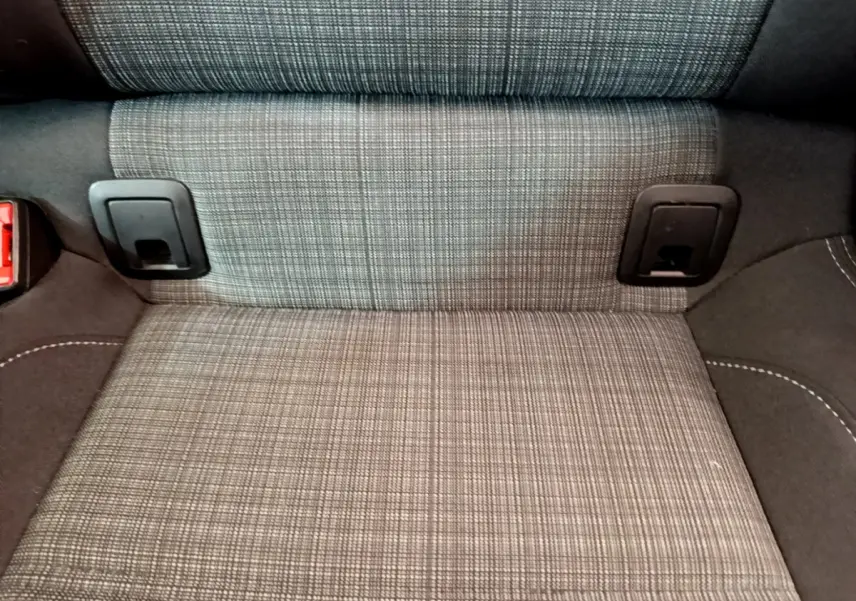 Gros plan sur la banquette arrière en tissu gris à motifs, avec attaches ISOFIX visibles dans une Volkswagen Passat 2021.