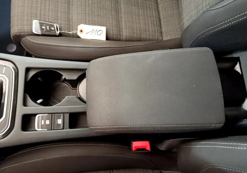 Vue plongeante sur la console centrale et sièges gris foncé à motifs de la Volkswagen Passat 2.0 TDI 2021 avec clé posée.