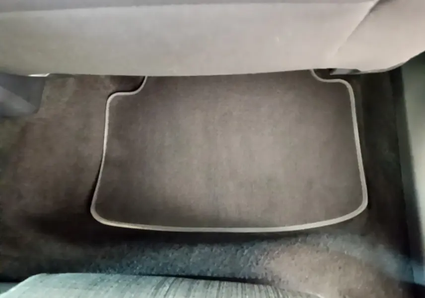 Tapis de sol gris foncé vu du côté arrière droit sous le siège d'une Volkswagen Passat 2021 SW Business.