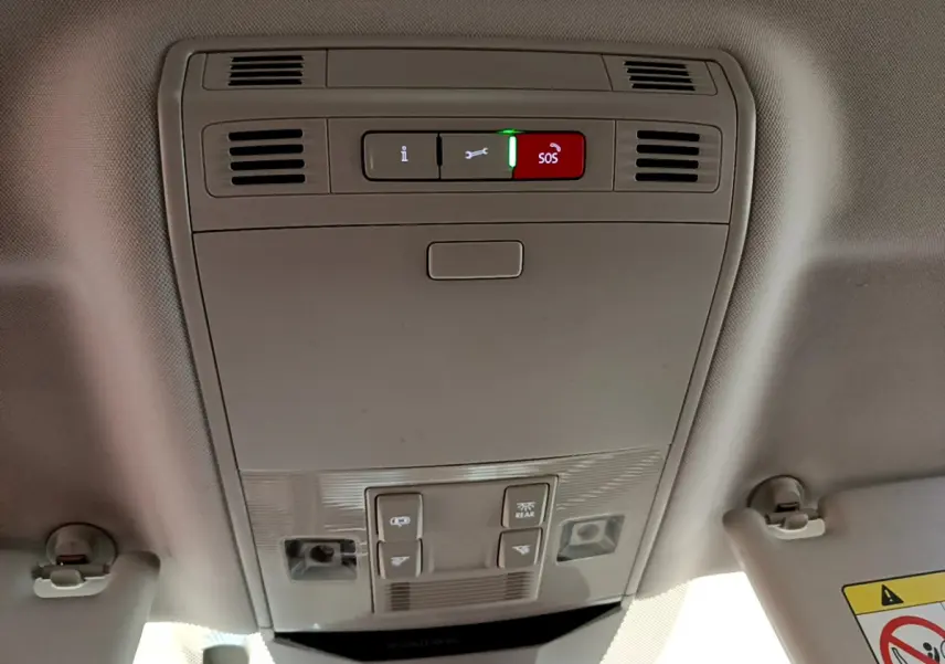 Vue intérieure du plafonnier gris clair avec boutons SOS et commandes d'éclairage dans une Volkswagen Passat 2021.