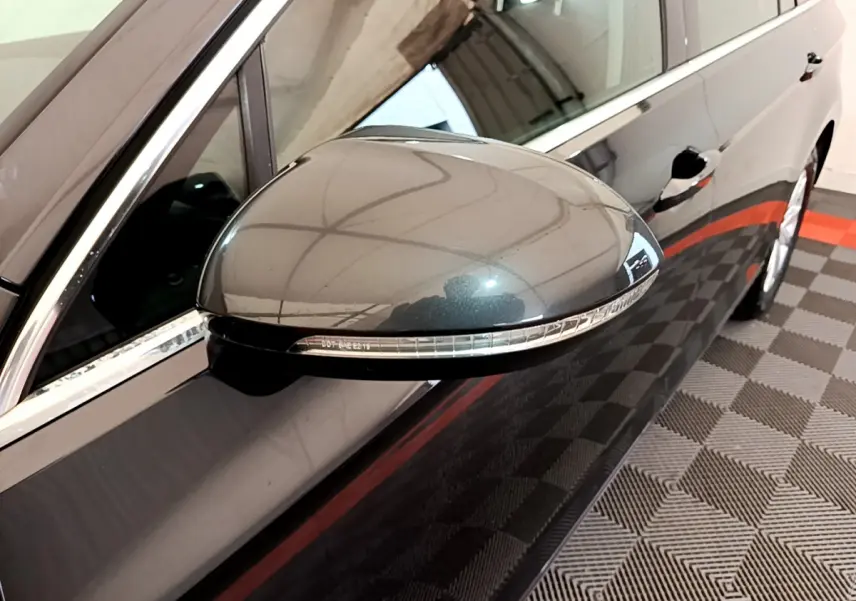 Rétroviseur droit gris foncé de la Volkswagen Passat 2021, avec clignotant intégré, vue rapprochée côté passager.