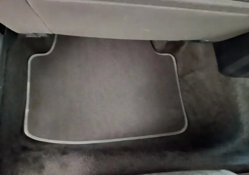 Tapis de sol gris foncé sous le siège avant droit d'une Volkswagen Passat 2.0 TDI 2021, intérieur sobre.