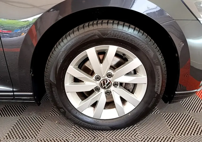 Gros plan sur la roue avant gauche gris foncé d'une Volkswagen Passat 2.0 TDI avec jante alliage et pneu Bridgestone.