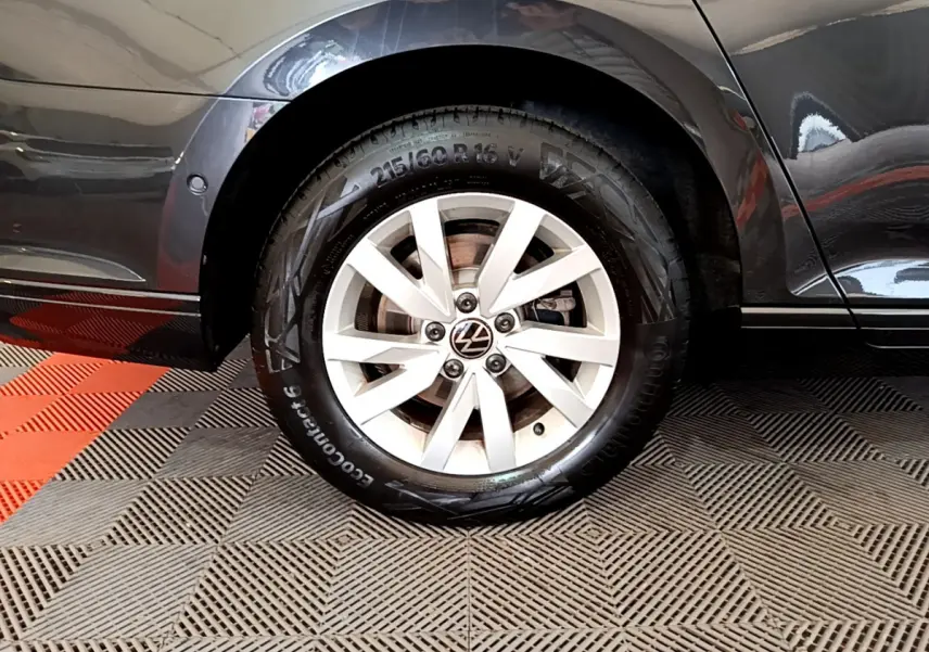 Gros plan sur la roue arrière droite d'une Volkswagen Passat gris foncé, jante alliage et pneu Continental.