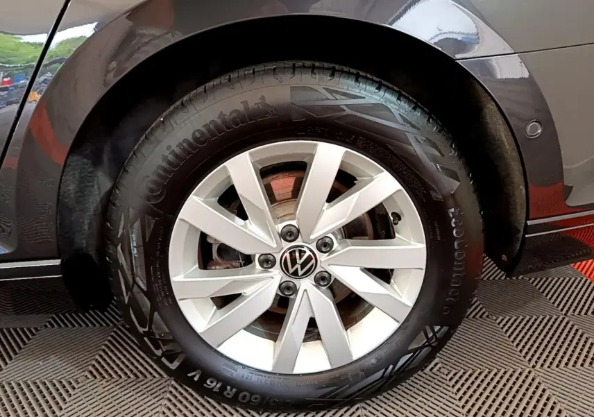 Gros plan sur la roue avant droite gris foncé d'une Volkswagen Passat 2.0 TDI avec jante alliage et pneu Continental.