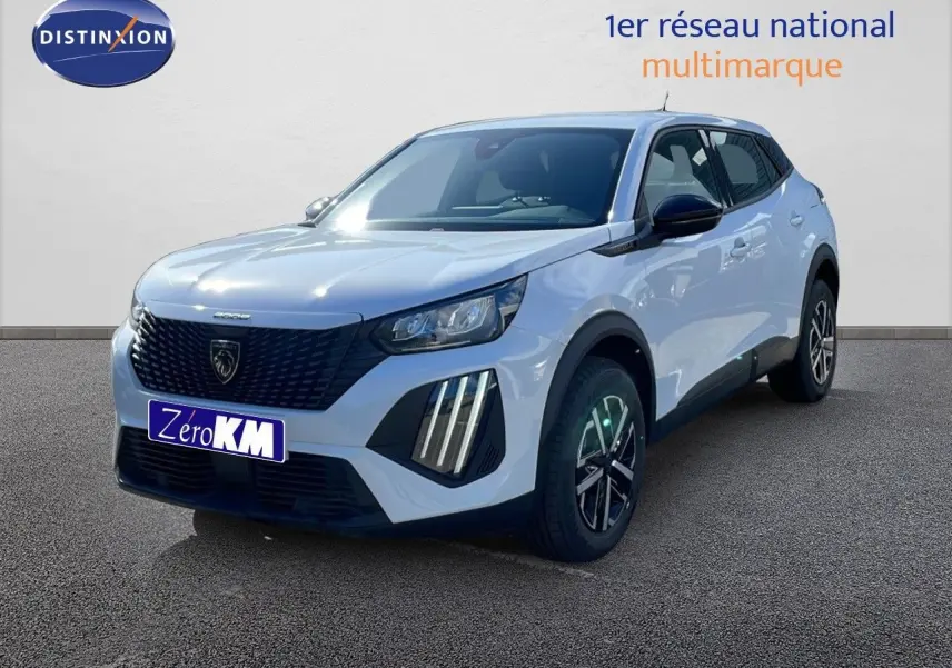 Peugeot 2008 blanc Okenite en 3/4 avant droit, avec calandre noire et feux LED verticaux distinctifs.