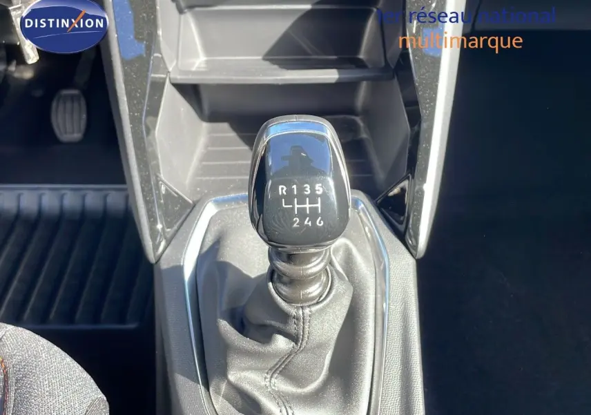 Le levier de vitesses manuel en gros plan dans l'habitacle du Peugeot 2008 blanc Okenite Metal.