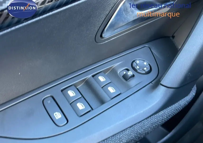 Panneau de commandes des vitres électriques et rétroviseurs côté conducteur d'un Peugeot 2008 blanc Okenite Metal 2025.
