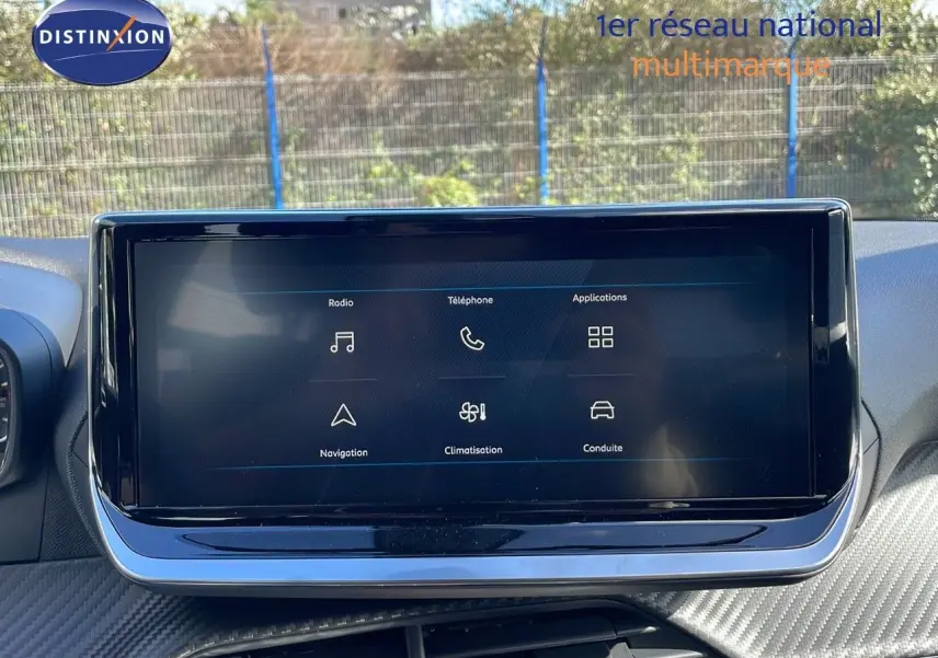 Écran tactile central affichant les menus radio, téléphone, navigation et climatisation dans un Peugeot 2008 2025.