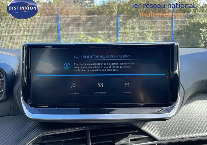 Écran tactile central affichant l'absence de navigation dans le tableau de bord du Peugeot 2008 blanc, vue intérieure frontale.