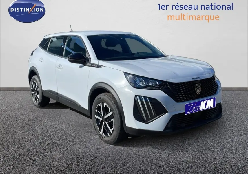 Peugeot 2008 blanc Okenite en 3/4 avant droit, avec calandre noire et feux LED distinctifs.