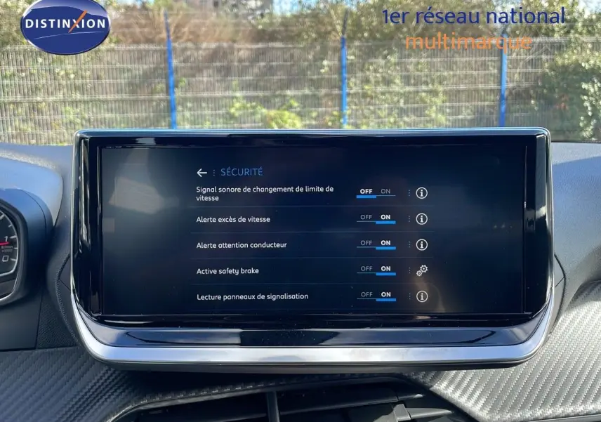 Écran tactile central du tableau de bord du Peugeot 2008 2025 affichant les options de sécurité activées.
