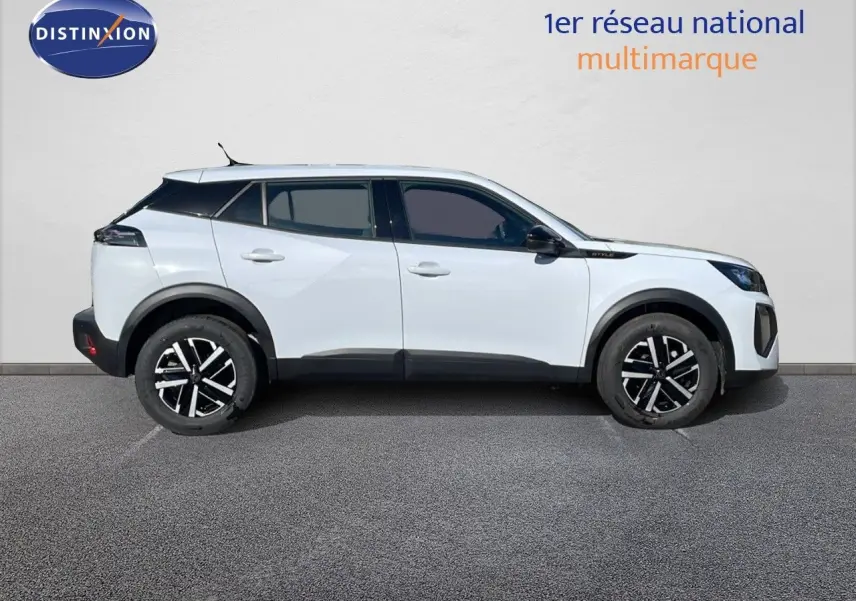 Profil côté droit du Peugeot 2008 blanc Okenite Metal 2025 avec jantes noires et détails noirs contrastants.