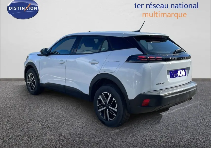 Peugeot 2008 blanc Okenite métal en vue 3/4 arrière droit, avec toit noir et feux arrière LED distinctifs.