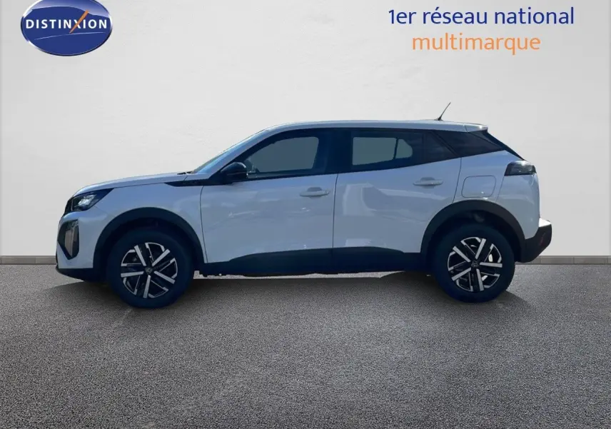Profil droit d'un Peugeot 2008 blanc Okenite Metal 2025 avec jantes alliage et toit noir contrasté.